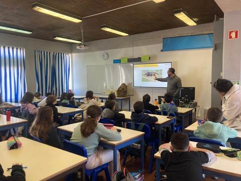Participação da equipa de apicultura e biodiversidade (INIAV) na parceria Oeiras Educa +