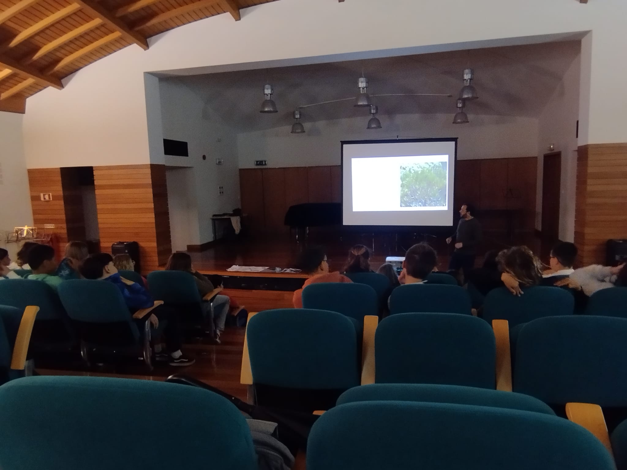 Projeto Emc2 celebrou o Dia Mundial da Biodiversidade com iniciativa na ilha Graciosa ‘À descoberta da Camarinha-dos-Açores’ Projeto Emc2 celebrou o Dia Mundial da Biodiversidade com iniciativa na ilha Graciosa ‘À descoberta da Camarinha-dos-Açores’